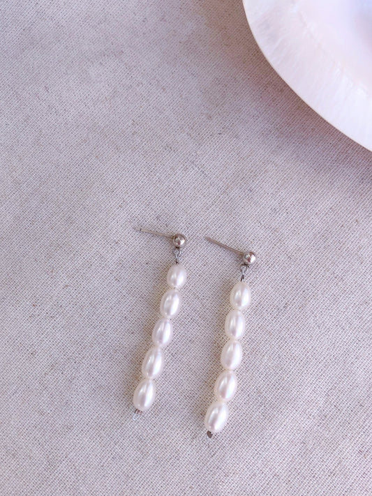 Fil de Perles – Rice Pearl Linear Drop Earrings