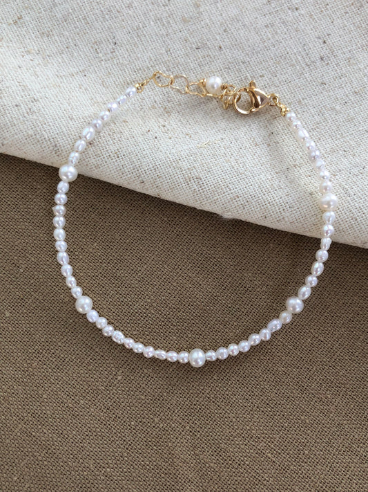 Micro de Mistissi – Petite Pearl Whisper Bracelet