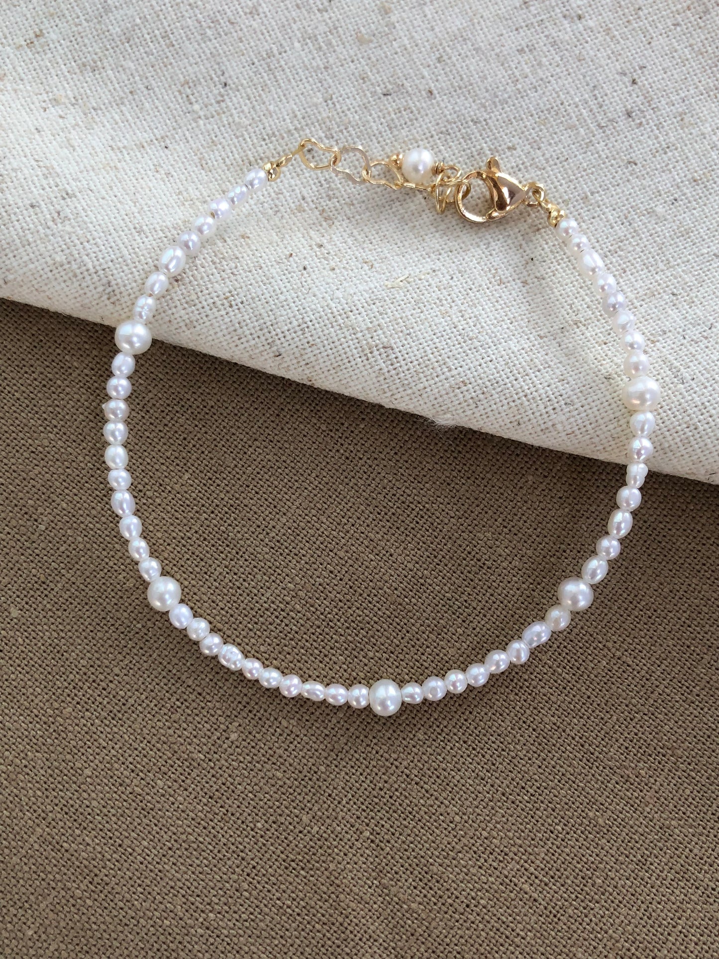 Micro de Mistissi – Petite Pearl Whisper Bracelet