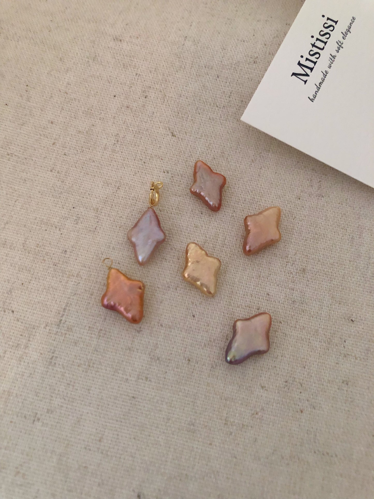 Étoile de Mistissi Pendant: Four-Point Star