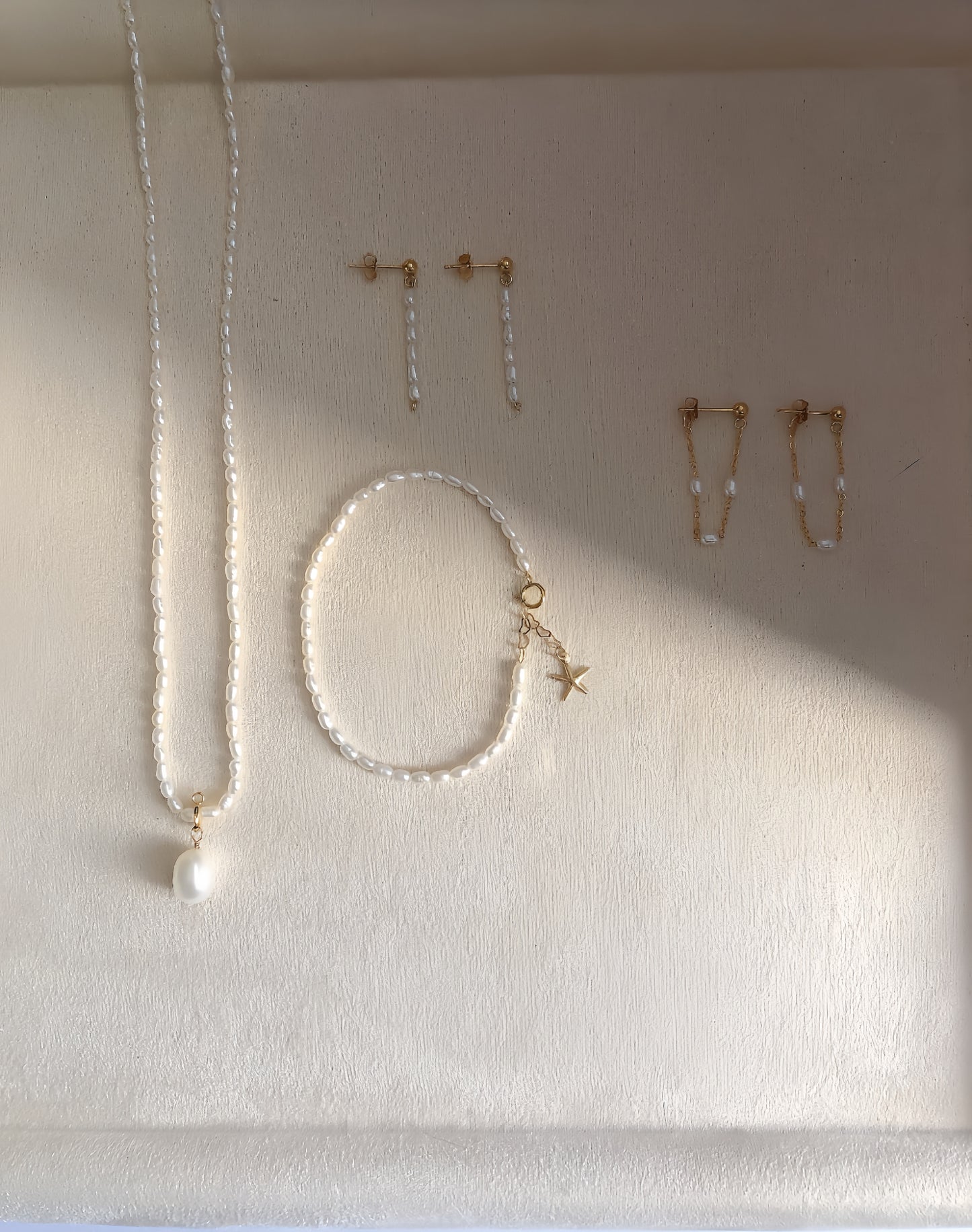 Micro de Mistissi Seed Rice Pearl Chain Dangle Earrings