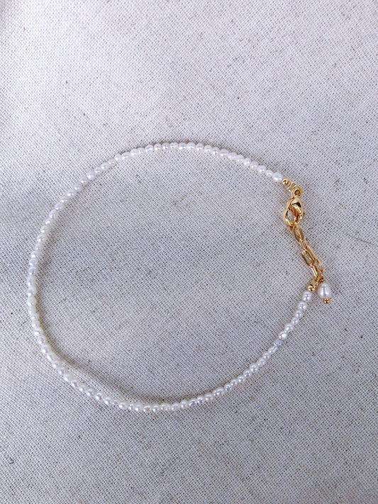 Micro de Mistissi – Petite Pearl Whisper Anklet