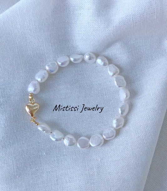 Lune Blanche de Mistissi – Minimalist Baroque Pearl Bracelet