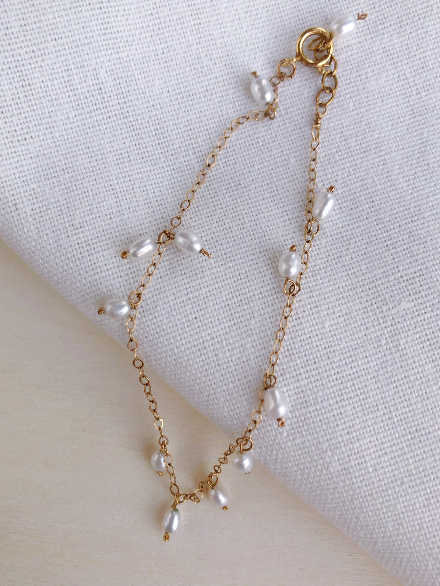 Dainty de Mistissi Tiny Rice Pearl Bracelet