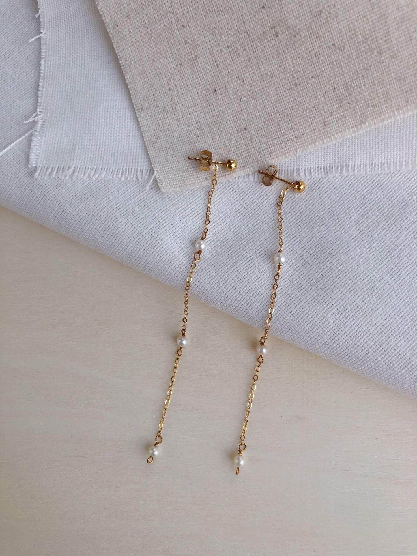 Dainty de Mistissi Trio Freshwater Pearl Earrings