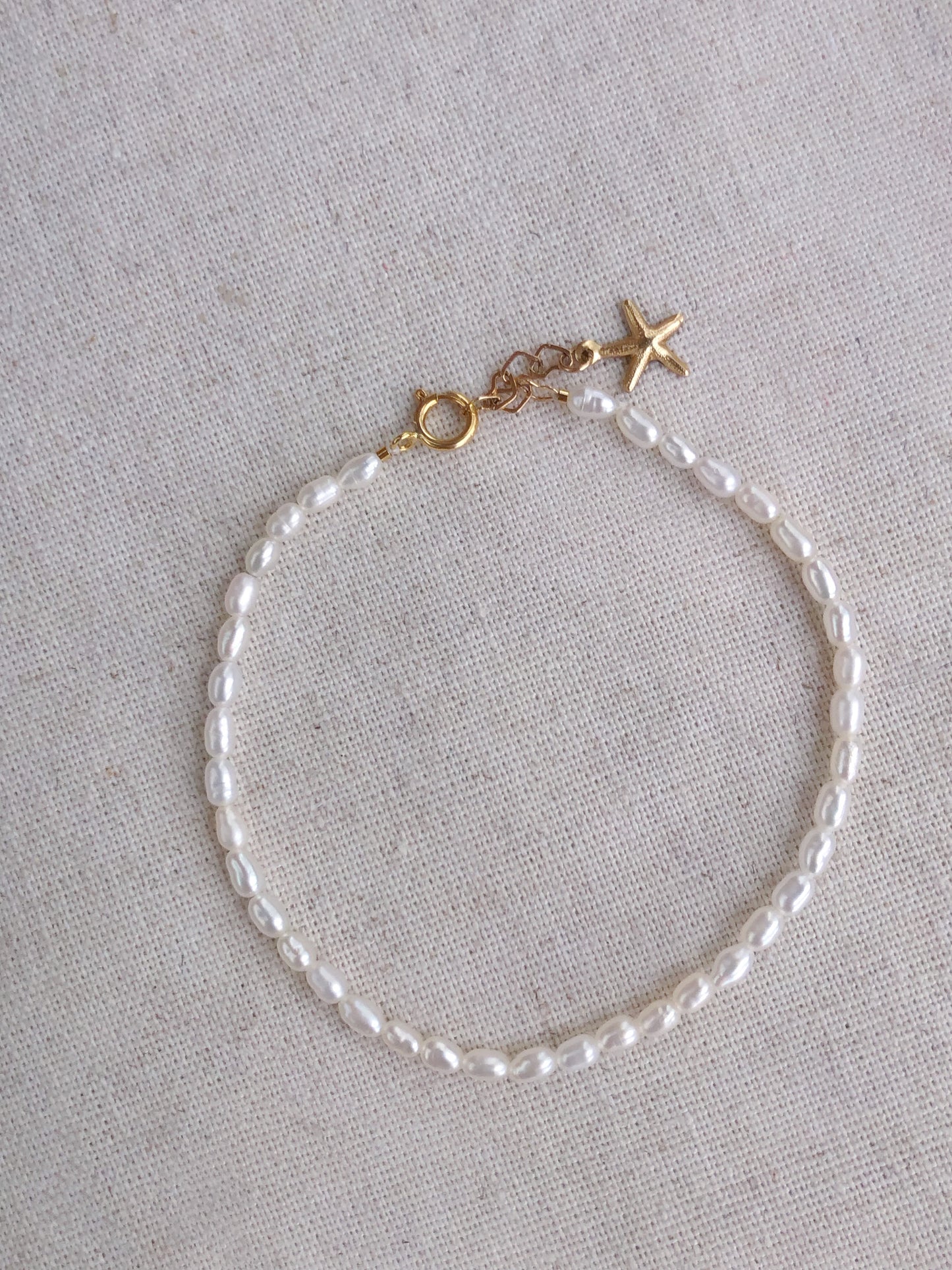 Micro de Mistissi – Seed Rice Pearl Bracelet