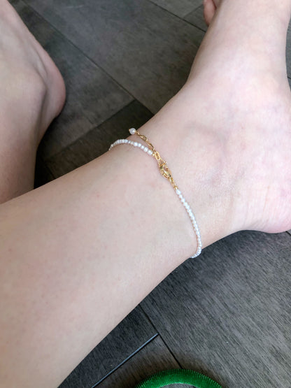 Micro de Mistissi – Petite Pearl Whisper Anklet