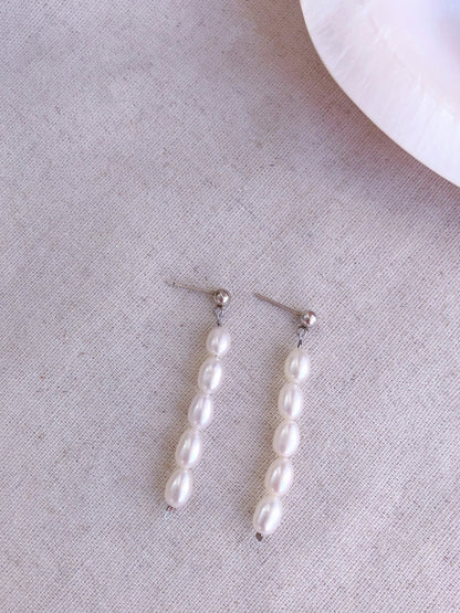 Fil de Perles – Rice Pearl Linear Drop Earrings