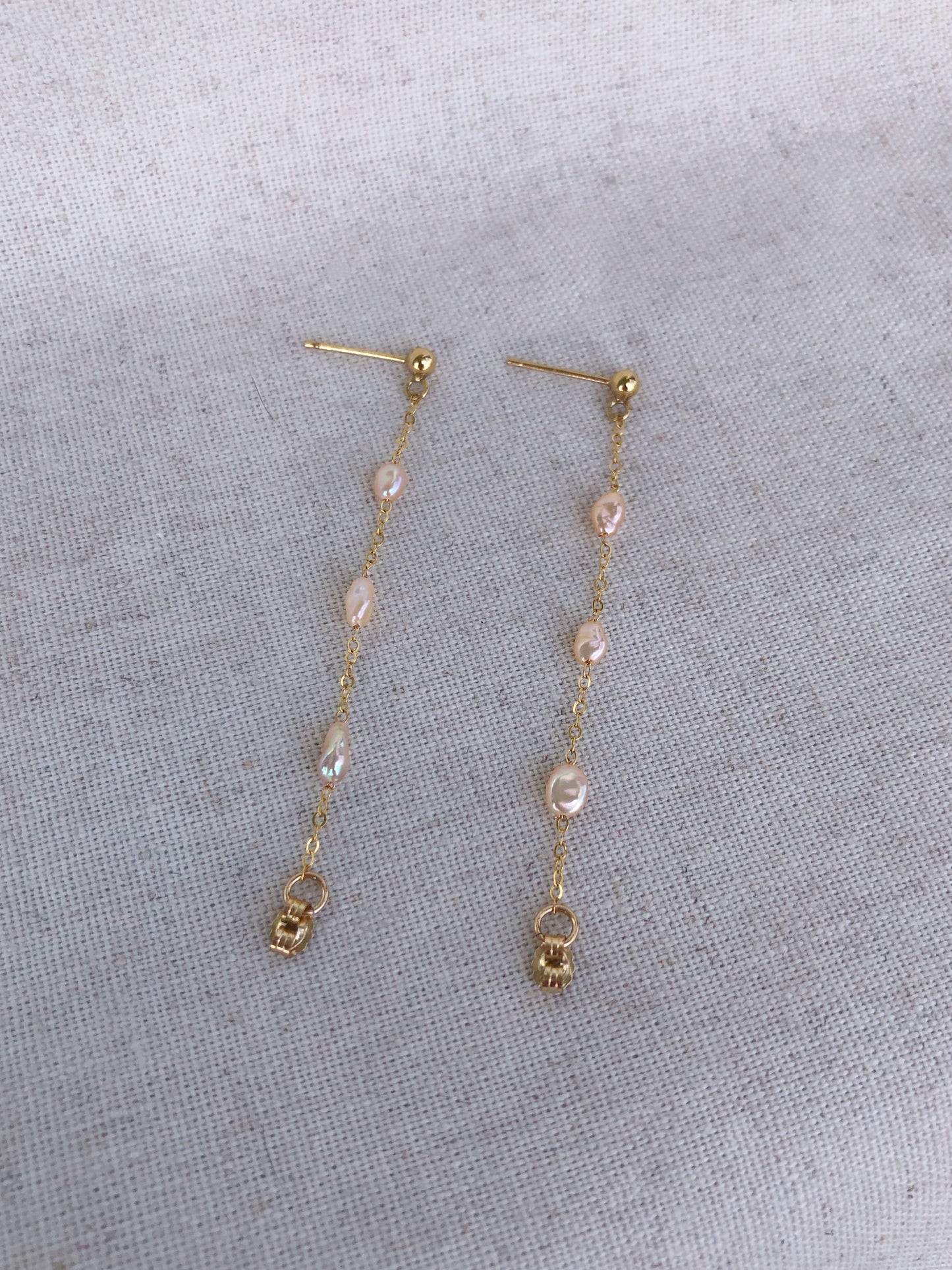 Micro de Mistissi Gold Keshi Pearl Chain Dangle Earrings