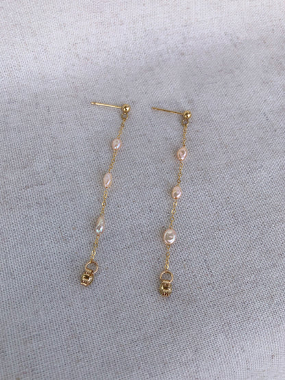 Micro de Mistissi Gold Keshi Pearl Chain Dangle Earrings