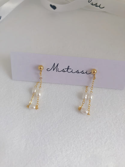 Micro de Mistissi Seed Rice Pearl Chain Dangle Earrings