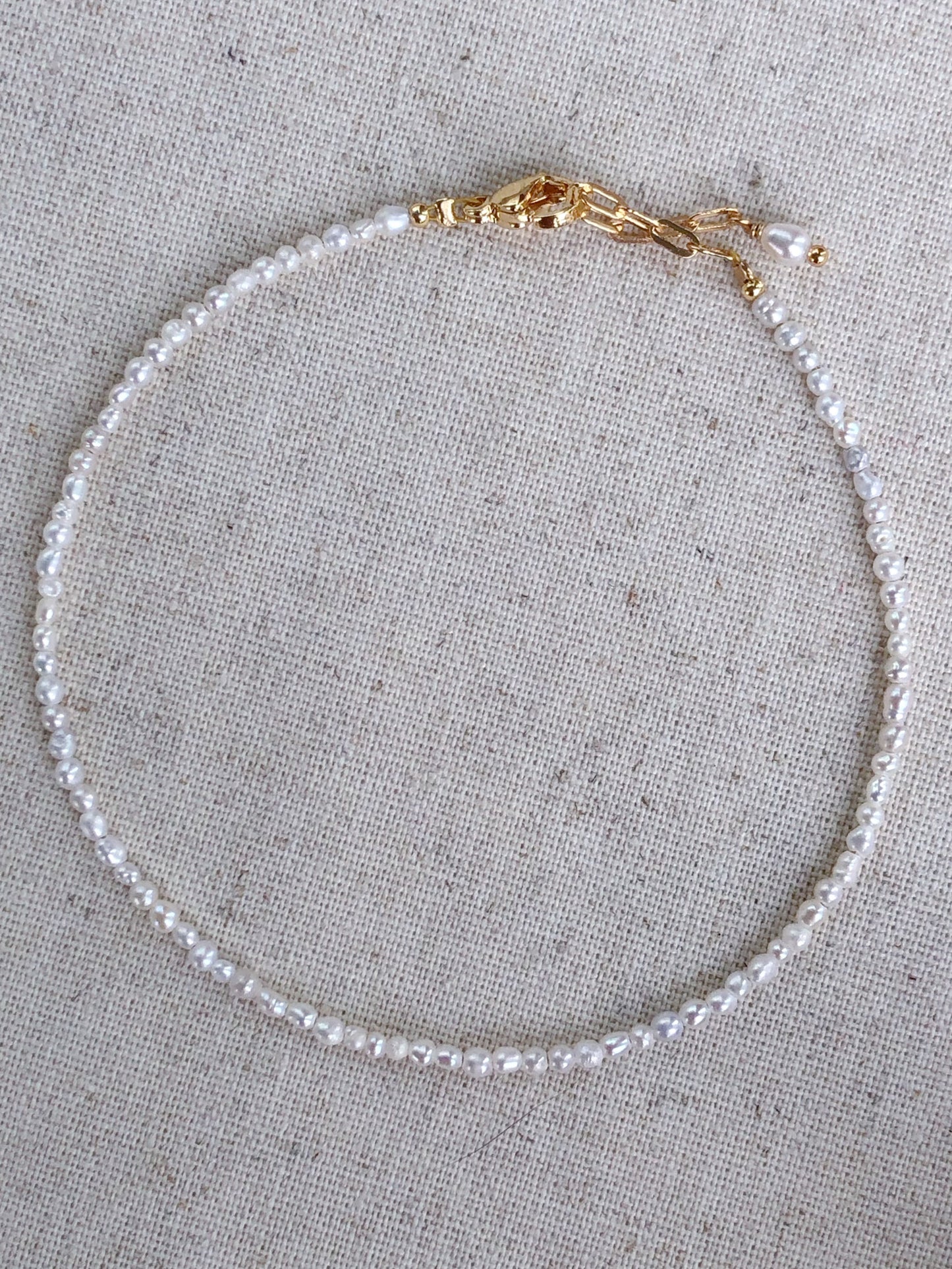 Micro de Mistissi – Petite Pearl Whisper Anklet
