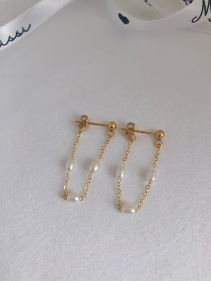 Micro de Mistissi Seed Rice Pearl Chain Dangle Earrings