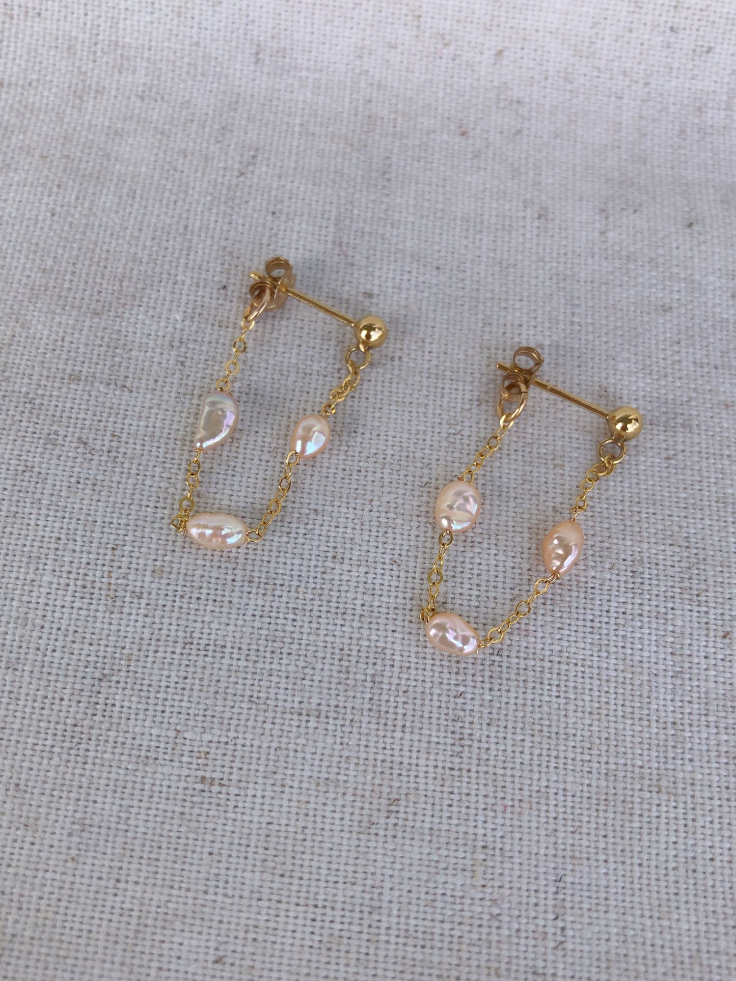 Micro de Mistissi Gold Keshi Pearl Chain Dangle Earrings