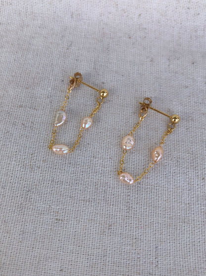 Micro de Mistissi Gold Keshi Pearl Chain Dangle Earrings