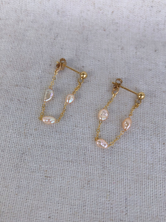 Micro de Mistissi Gold Keshi Pearl Chain Dangle Earrings