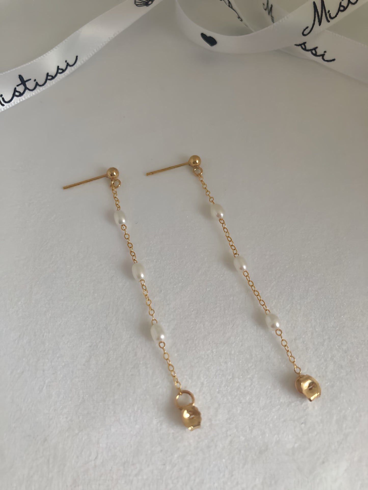 Micro de Mistissi Seed Rice Pearl Chain Dangle Earrings