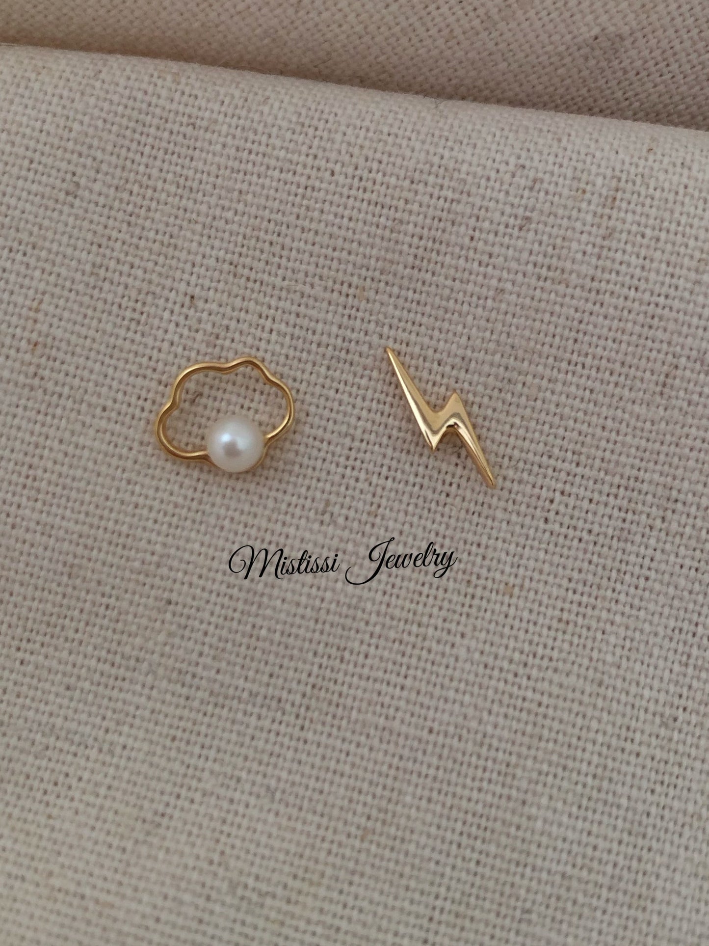 Amour de Mistissi – Étincelle & Perle Stud Set