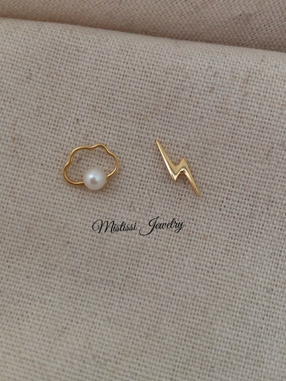 Amour de Mistissi – Étincelle & Perle Stud Set