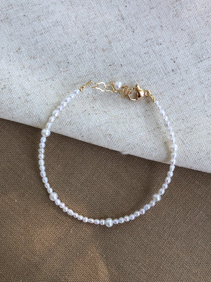 Micro de Mistissi – Petite Pearl Whisper Bracelet