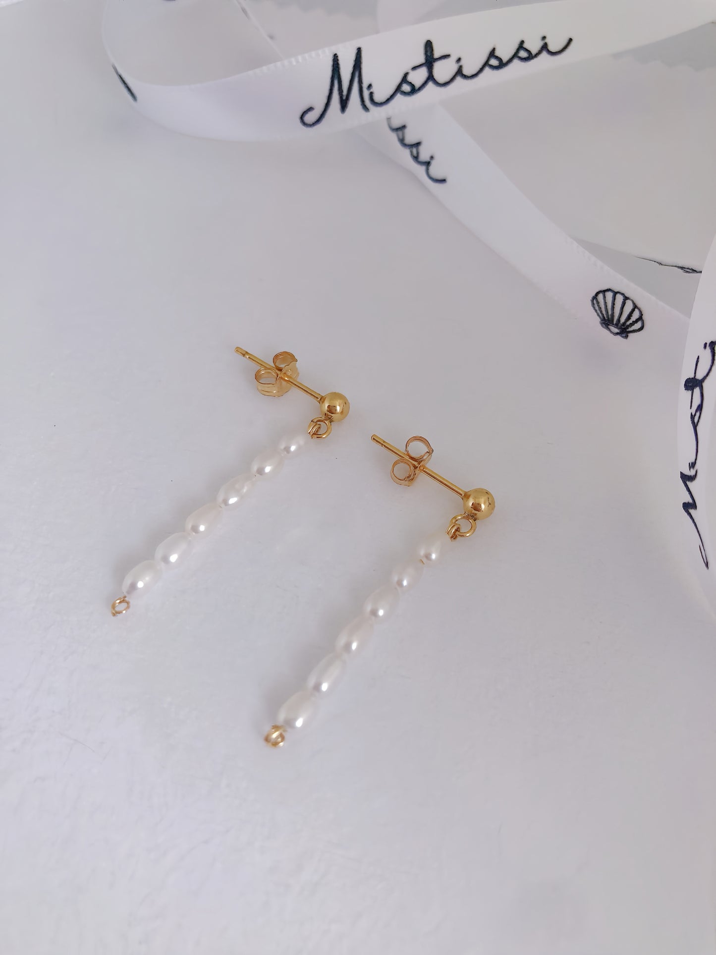 Micro de Mistissi Seed Rice Pearl Dangle Earrings