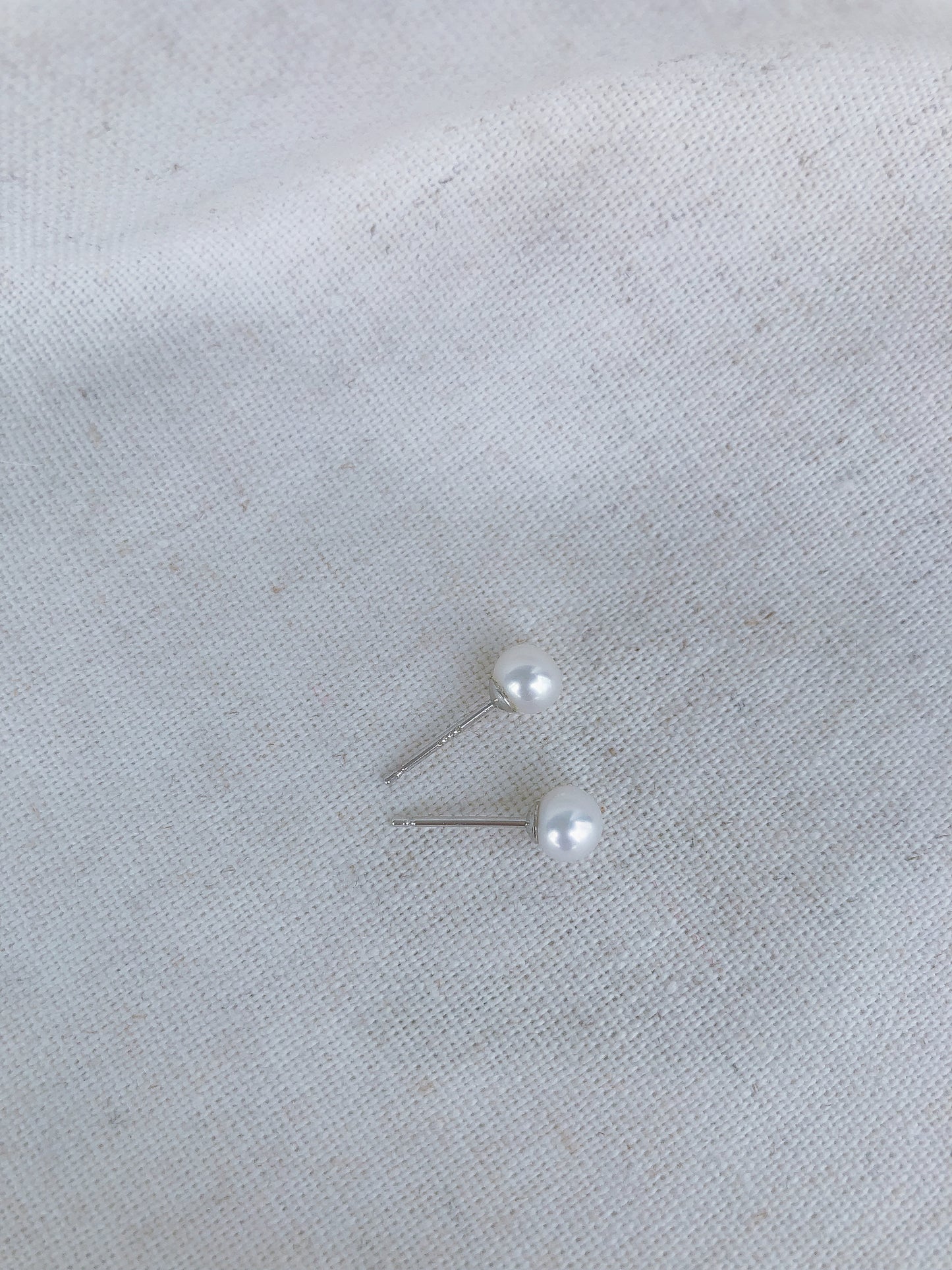 Micro de Mistissi Seed Stud Pearl Earrings