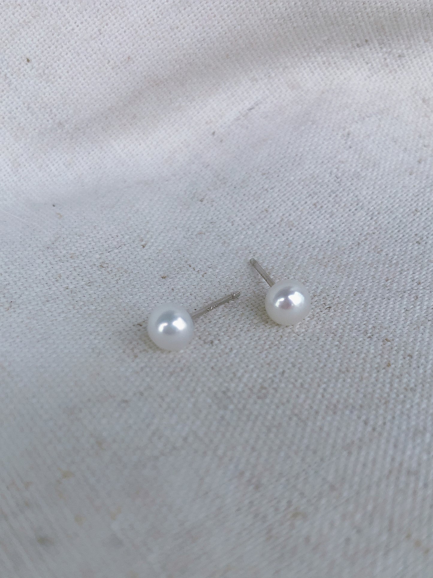 Micro de Mistissi Seed Stud Pearl Earrings
