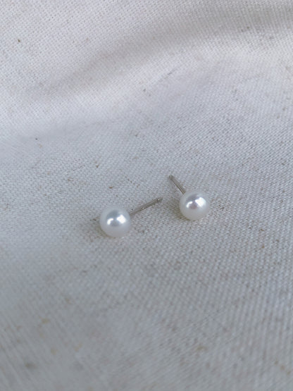 Micro de Mistissi Seed Stud Pearl Earrings