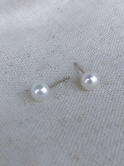 Micro de Mistissi Seed Stud Pearl Earrings