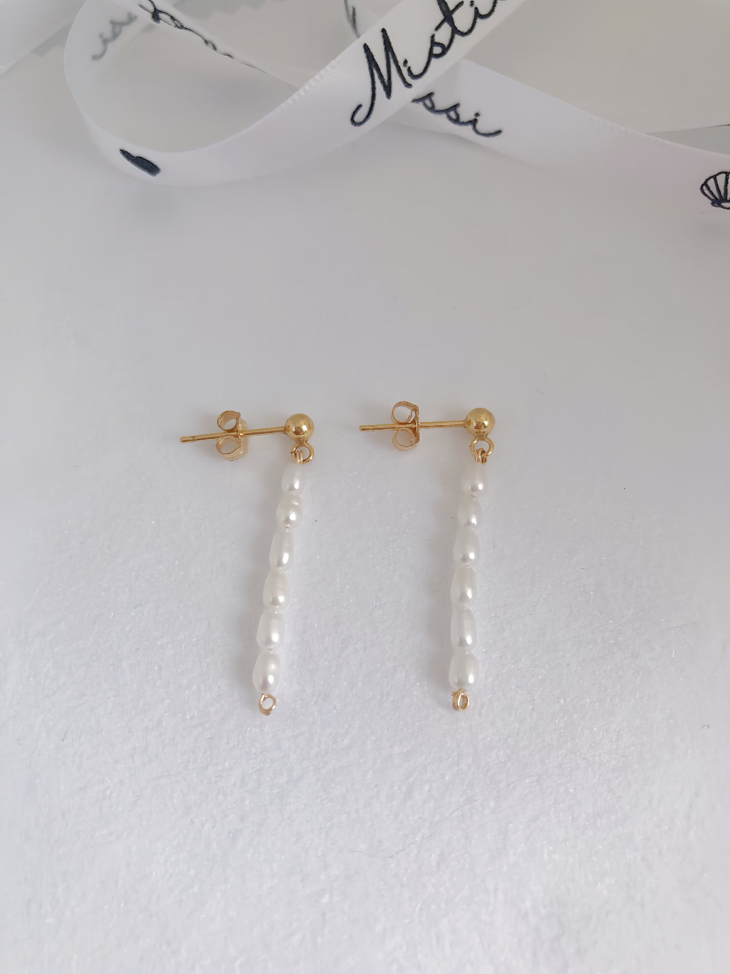 Micro de Mistissi Seed Rice Pearl Dangle Earrings