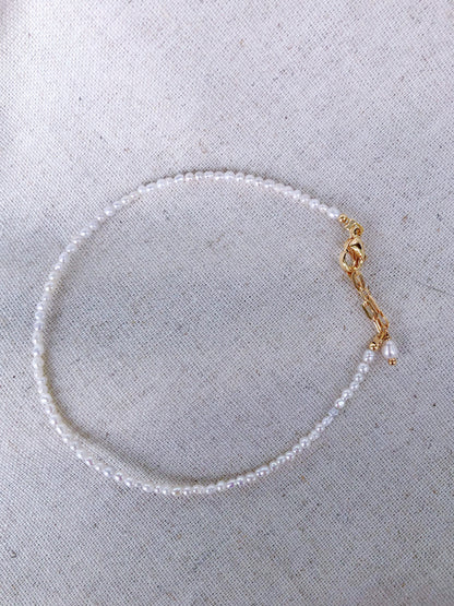 Micro de Mistissi – Petite Pearl Whisper Anklet