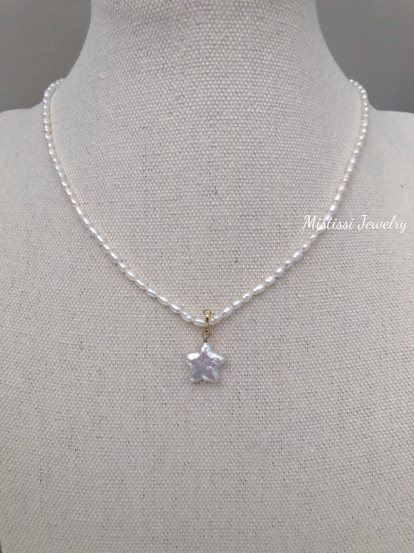 Micro de Mistissi – Seed Rice Pearl Necklace
