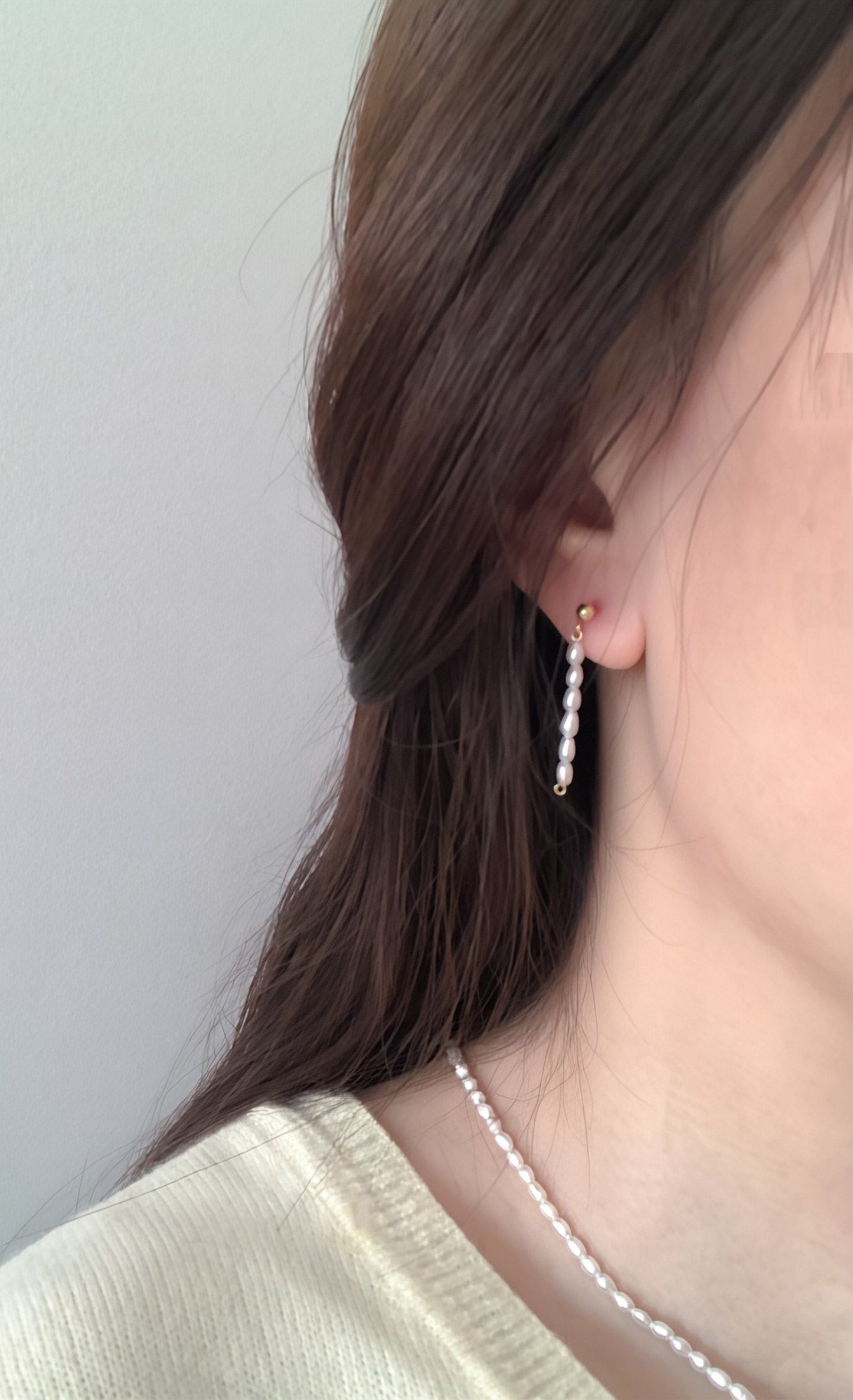 Micro de Mistissi Seed Rice Pearl Dangle Earrings