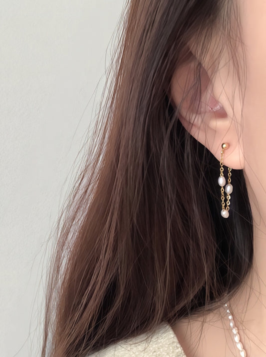 Micro de Mistissi Seed Rice Pearl Chain Dangle Earrings