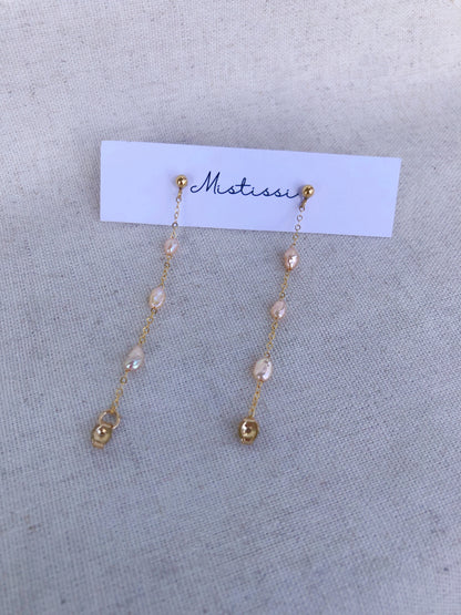 Micro de Mistissi Gold Keshi Pearl Chain Dangle Earrings