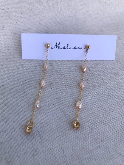 Micro de Mistissi Gold Keshi Pearl Chain Dangle Earrings