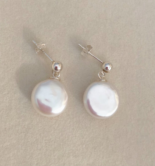 Éclat de Mistissi Solitaire: Coin Baroque Freshwater Pearl Earrings