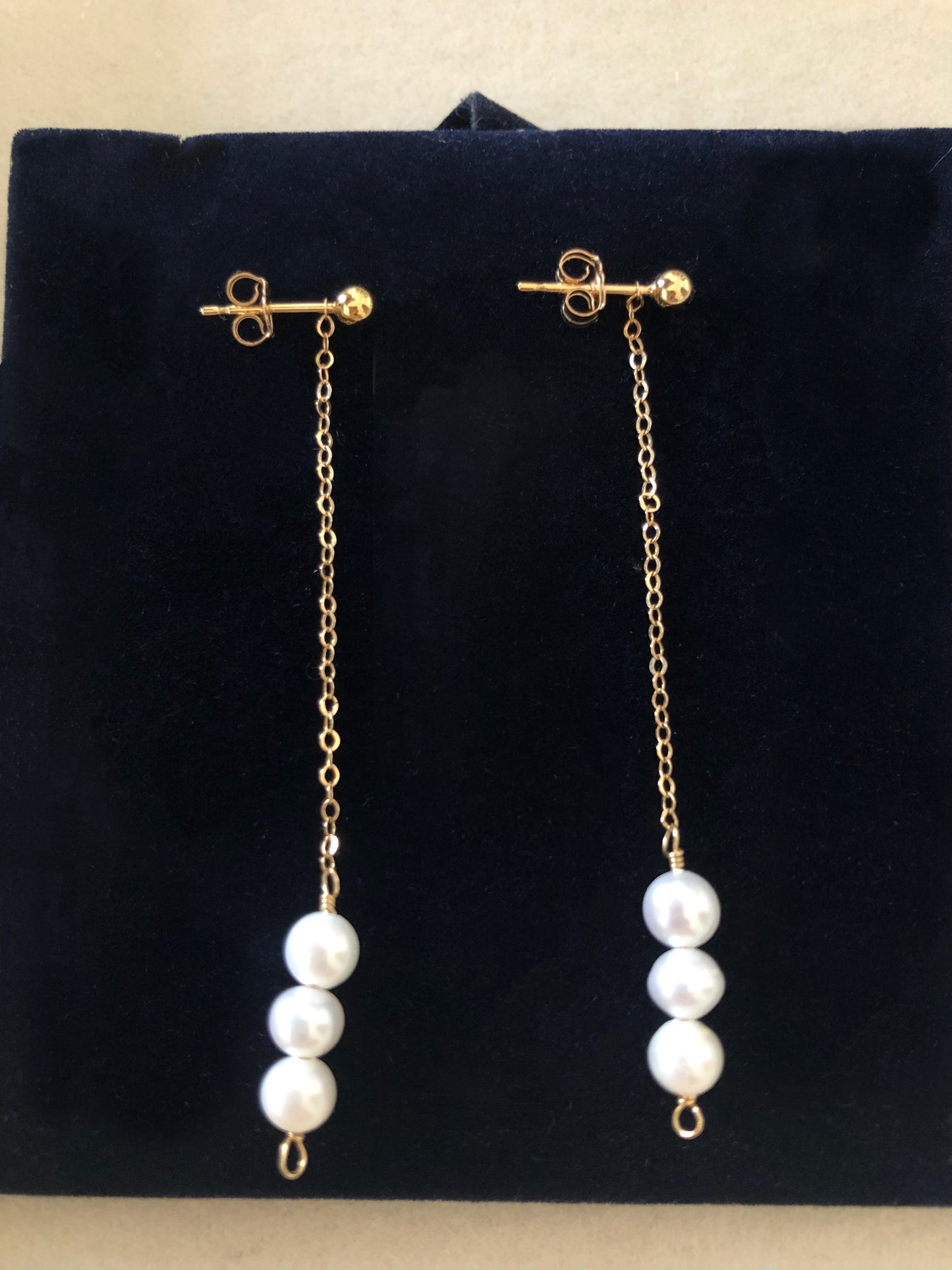 Dainty de Mistissi Trio Drop: Freshwater Pearl Earrings