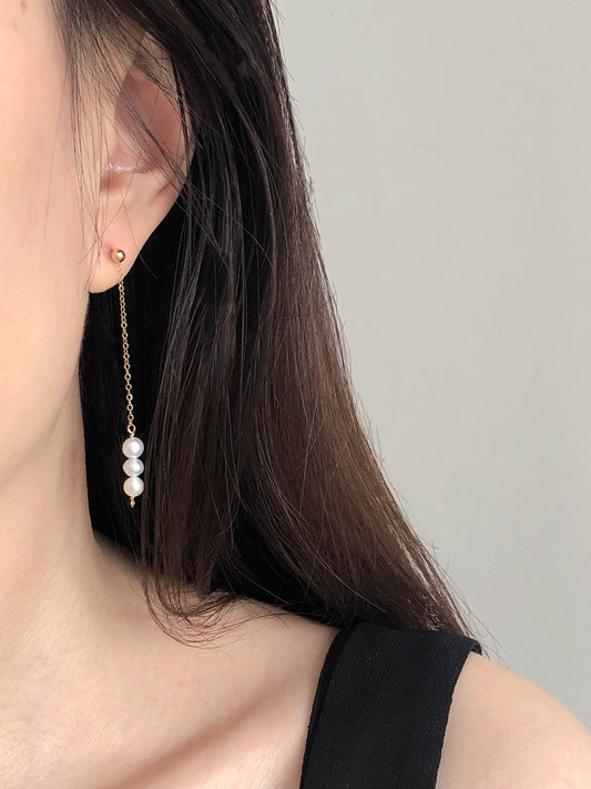 Dainty de Mistissi Trio Drop: Freshwater Pearl Earrings