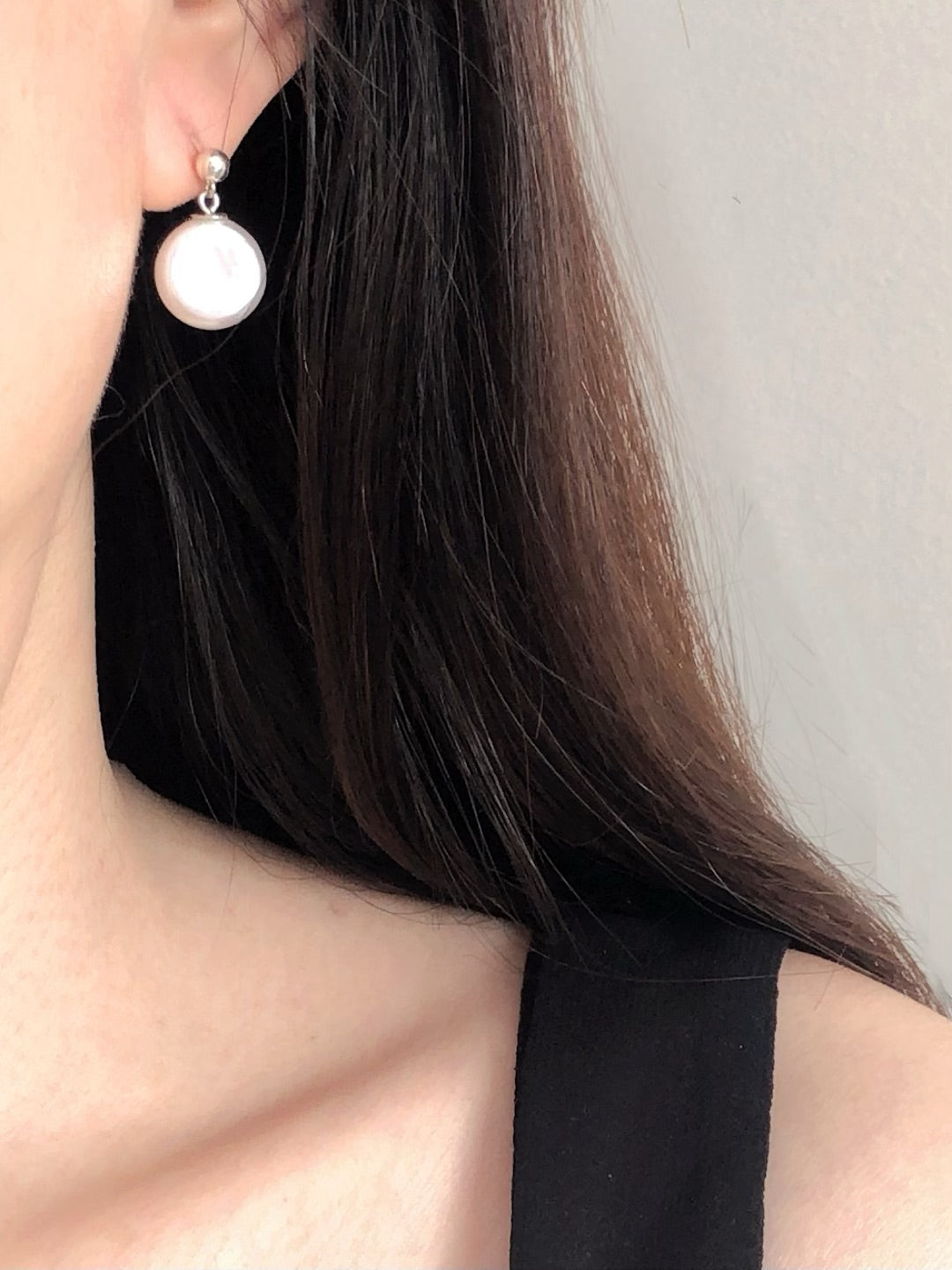 Éclat de Mistissi Solitaire: Coin Baroque Freshwater Pearl Earrings