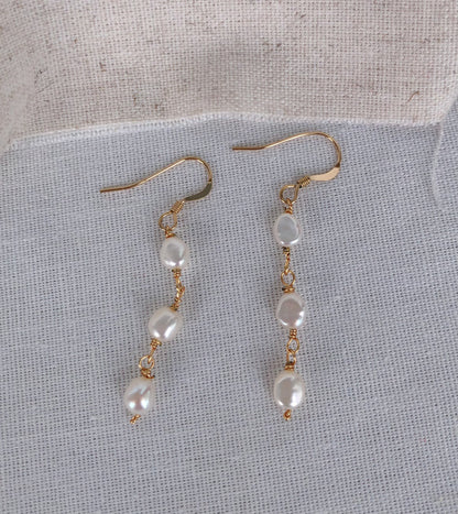 Dainty de Mistissi Baroque Pearl Earrings