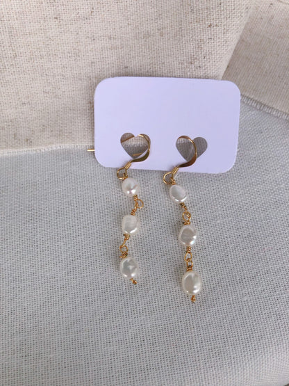 Dainty de Mistissi Baroque Pearl Earrings