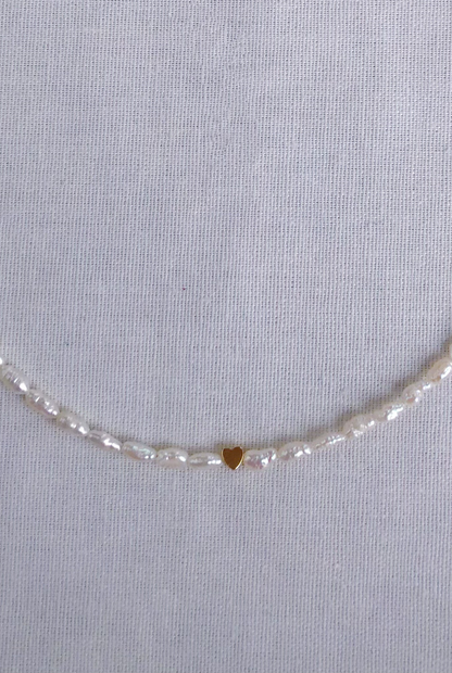 Tour de cou minimaliste en perles Amour de Mistissi