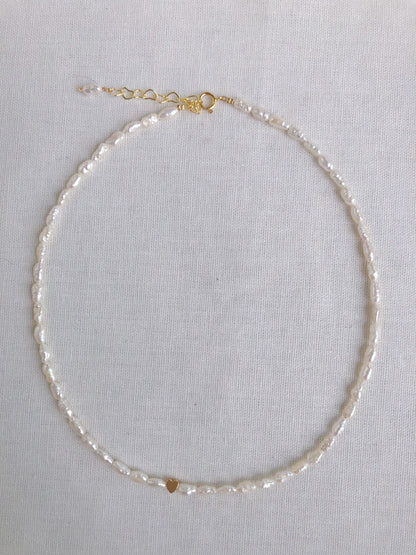 Amour de Mistissi minimalist pearl choker