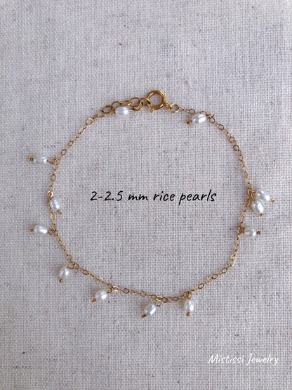 Dainty de Mistissi Tiny Rice Pearl Bracelet