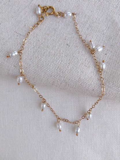 Dainty de Mistissi Tiny Rice Pearl Bracelet