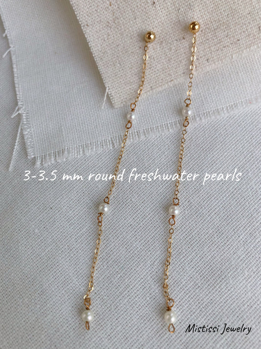 Dainty de Mistissi Trio Freshwater Pearl Earrings