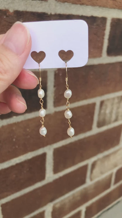 Dainty de Mistissi Baroque Pearl Earrings