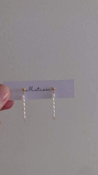 Micro de Mistissi Seed Rice Pearl Dangle Earrings