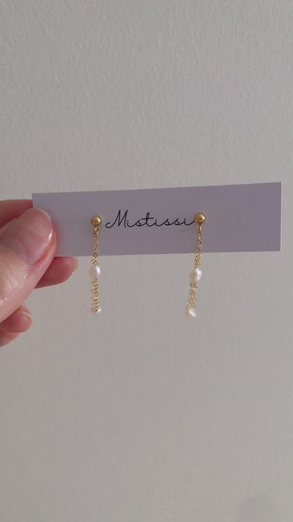 Micro de Mistissi Seed Rice Pearl Chain Dangle Earrings